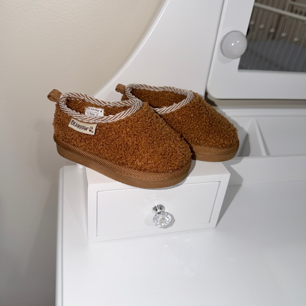 Bearpaw Kids Brown Shoes size 4 - never worn